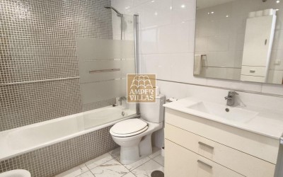 A penthouse with a spacious terrace and lovely views of the sea, the mountains and Altea.